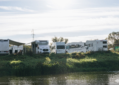 Campery stoją na polu