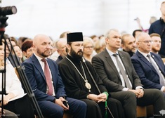 Marszałek Prokorym, prawosławny duchowny oraz oficjele