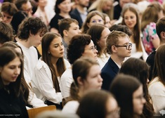 Uczniowie siedzą na widowni