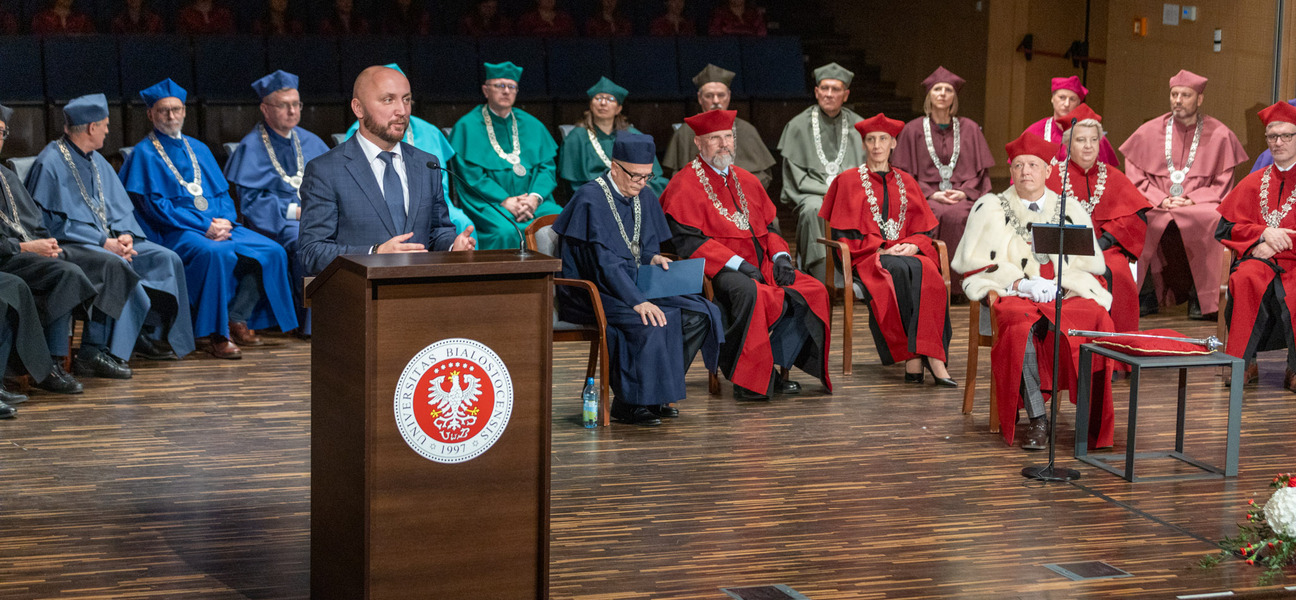 Marszałek podczas przemawiania w trakcie uroczystości.