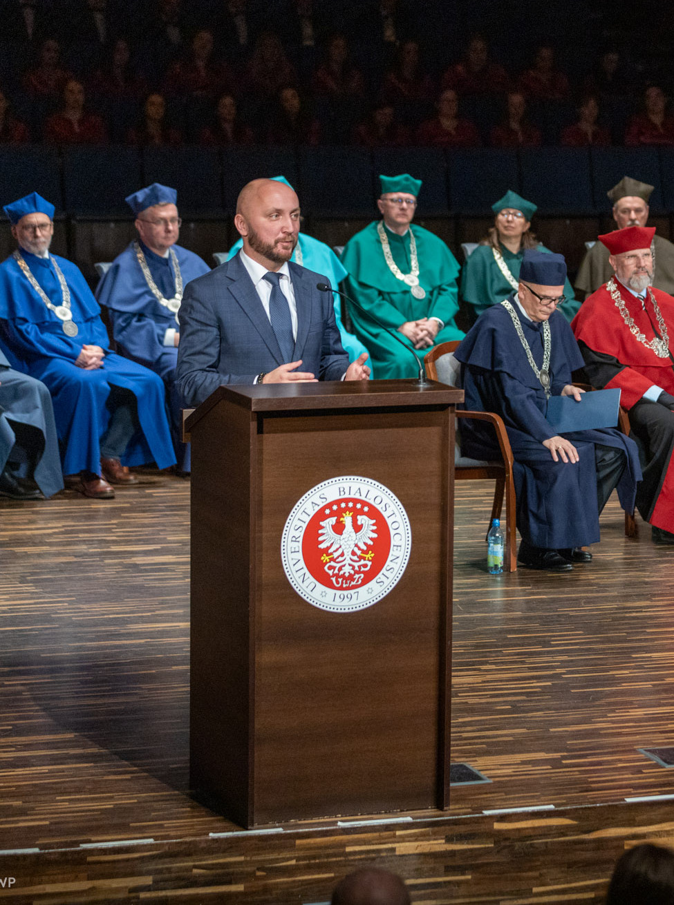 Marszałek podczas przemawiania w trakcie uroczystości.