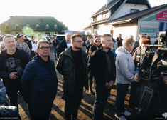 Mieszkańcy słuchają konferencji.