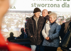 Mieszkańcy słuchają konferencji.