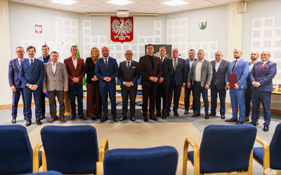 Suwalscy samorządowcy i marszałek.