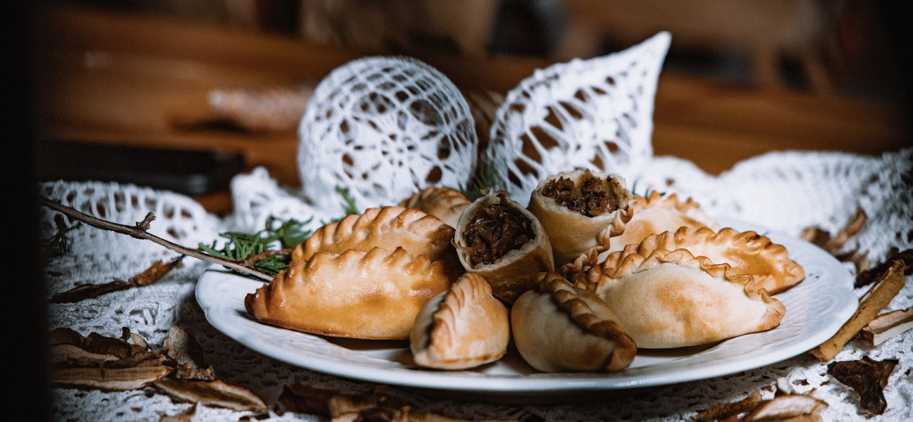 Pieczone pierożki na ozdobnej serwecie.