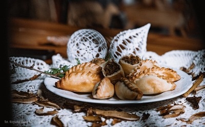 Pieczone pierożki na ozdobnej serwecie.