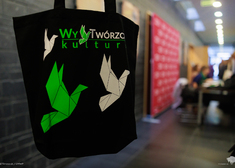 Na torbie widoczny logotyp wydarzenia