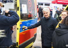 Mężczyzna otwiera dzwi ambulansu