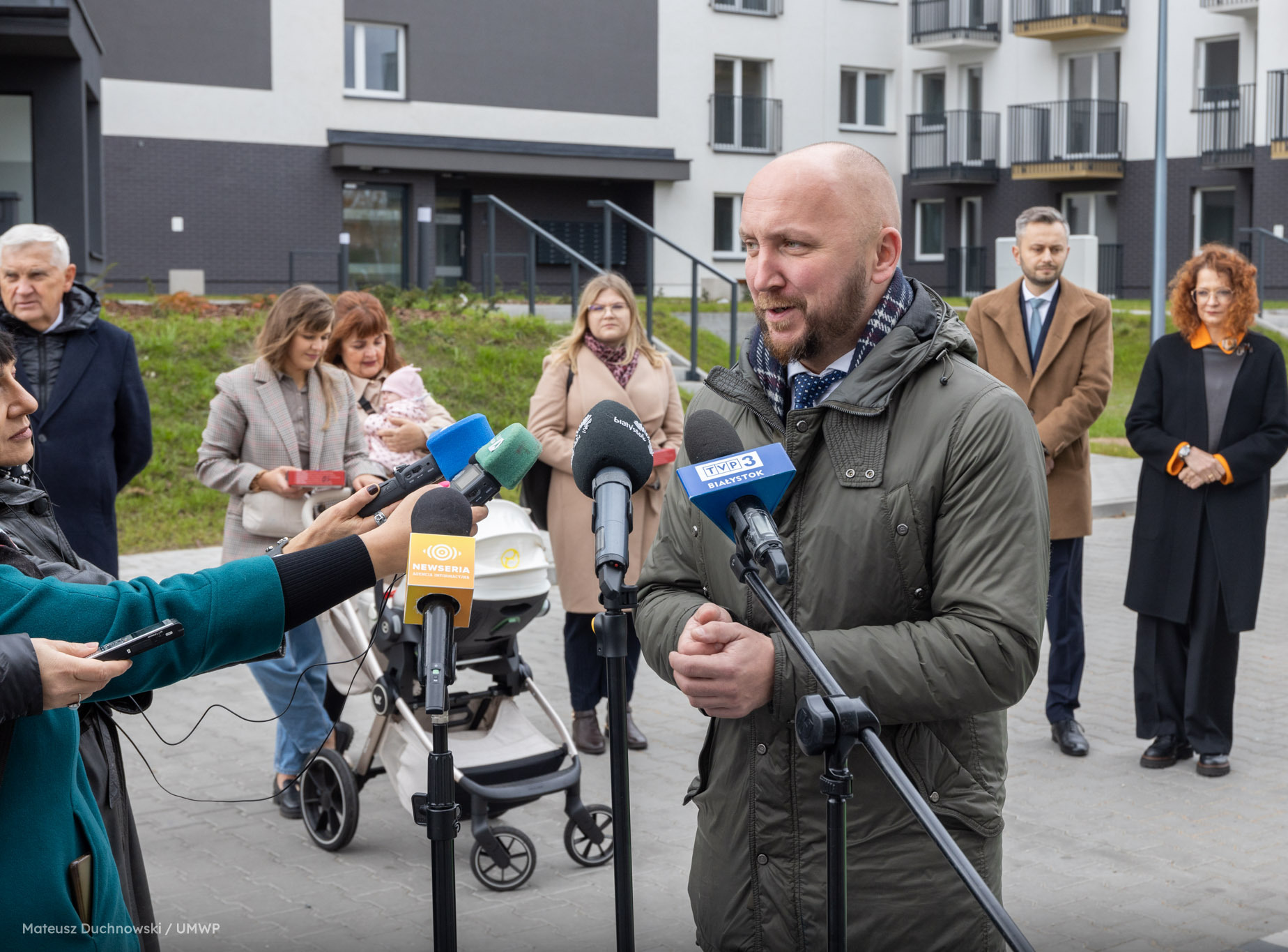 Jedna osoba przemawia, inne słuchają