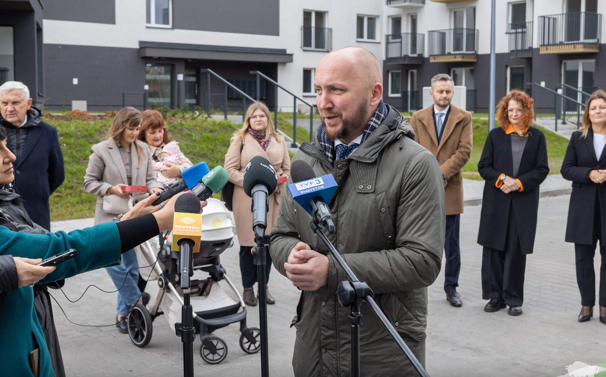 Jedna osoba przemawia, inne słuchają