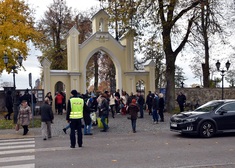 Kilkadziesiąt osób jest przed bramą wejściową na cmentarz