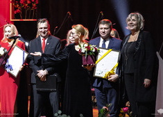 Marek Malinowski z podziękowaniami w grupie osób na scenie