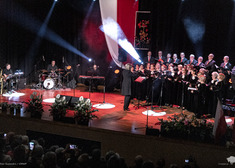 Koncert na scenie z flagą Polski