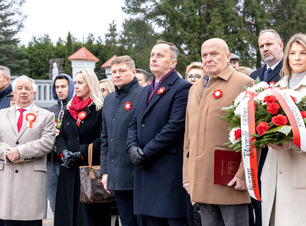 Grupa osób z wpiętymi kotylionami