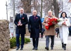 Trzech męzczyzn z wieńcem i zniczem