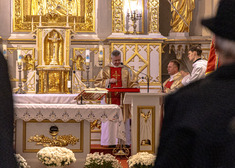 Ksiądz przy ołtarzu w kościele