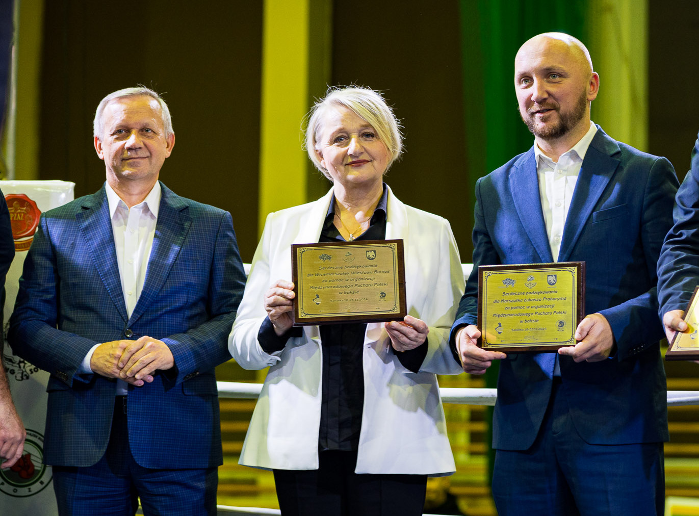 Wicemarszałek Wiesława Burnos oraz marszałek Łukasz Prokorym trzymają w dłoni grawertony