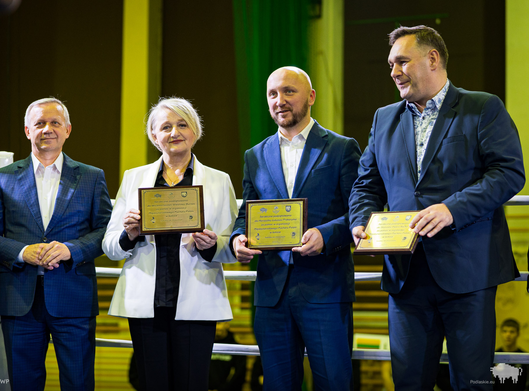 Wicemarszałek Wiesława Burnos oraz marszałek Łukasz Prokorym trzymają w dłoni grawertony