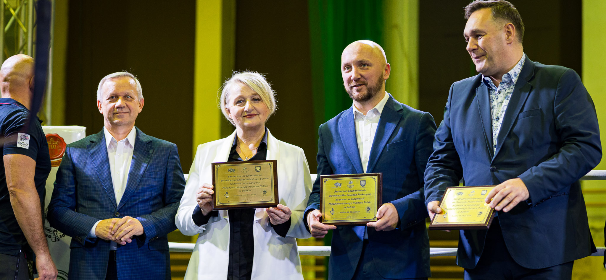 Wicemarszałek Wiesława Burnos oraz marszałek Łukasz Prokorym trzymają w dłoni grawertony