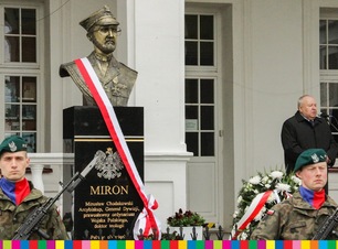 Pomnik abp. Mirona. Obok stoi Sergiusz Martyniuk.