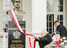 Sergiusz Martyniuk zdejmuje biało-czerwoną szarfę z pomnika abp. Mirona