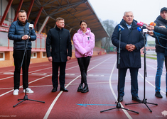 Konferencja prasowa na bieżni stadionu