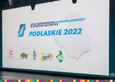 Biały ekran z napisem: XXVIII Ogólnopolska Olimpiada Młodzieży w Sportach Halowych Podlaskie 2022