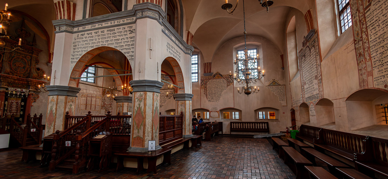 Widok wnętrza synagogi żydowskiej