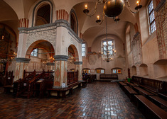 Widok wnętrza synagogi żydowskiej