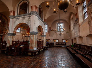 Widok wnętrza synagogi żydowskiej