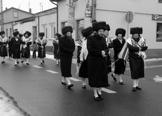 Przemarsz chasydów na ulicy