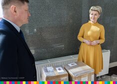 Kobieta i mężczyzna stoją przy paczkach z darami