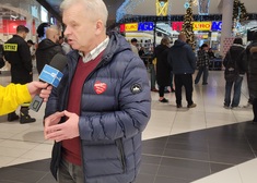 Członek Zarządu Województwa Podlaskiego Jacek Piorunek udziela wywiadu telewizyjnego łomżyńskiego finału Wielkiej Orkiestry Świątecznej Pomocy