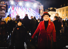 Wicemarszałek Wiesława Burnos z wynikiem na tle uczestników białostockiego finału Wielkiej Orkiestry Świątecznej Pomocy