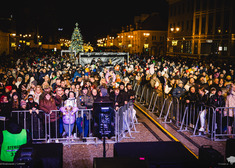 Tłum ludzi wypełnia Rynek Kościuszki w Białymstoku