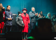 Kolejne zdjęcie osób stojących na scenie białostockiego finału Wielkiej Orkiestry Świątecznej Pomocy