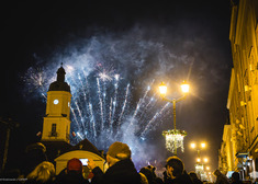 Następne zdjęcie wystrzeliwanych w górę kolorowych fajerwerków