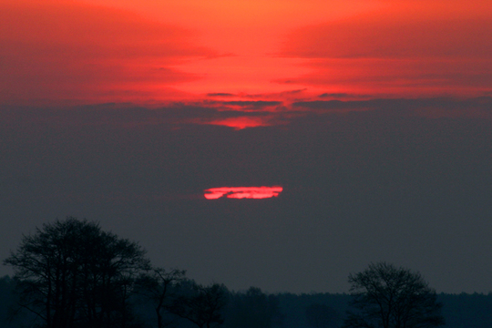 Zachód słońca, czerwień.