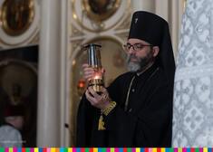 Abp. Jakub trzyma lampion ze Świętym Ogniem.