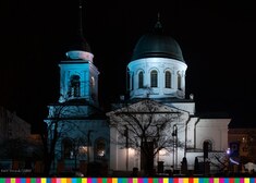 Podświetlona cerkiew w nocy.