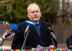 Starosta augustowski Jarosław Szlaszyński przemawia do mikrofonu.