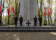 Żołnierze przed pomnikiem