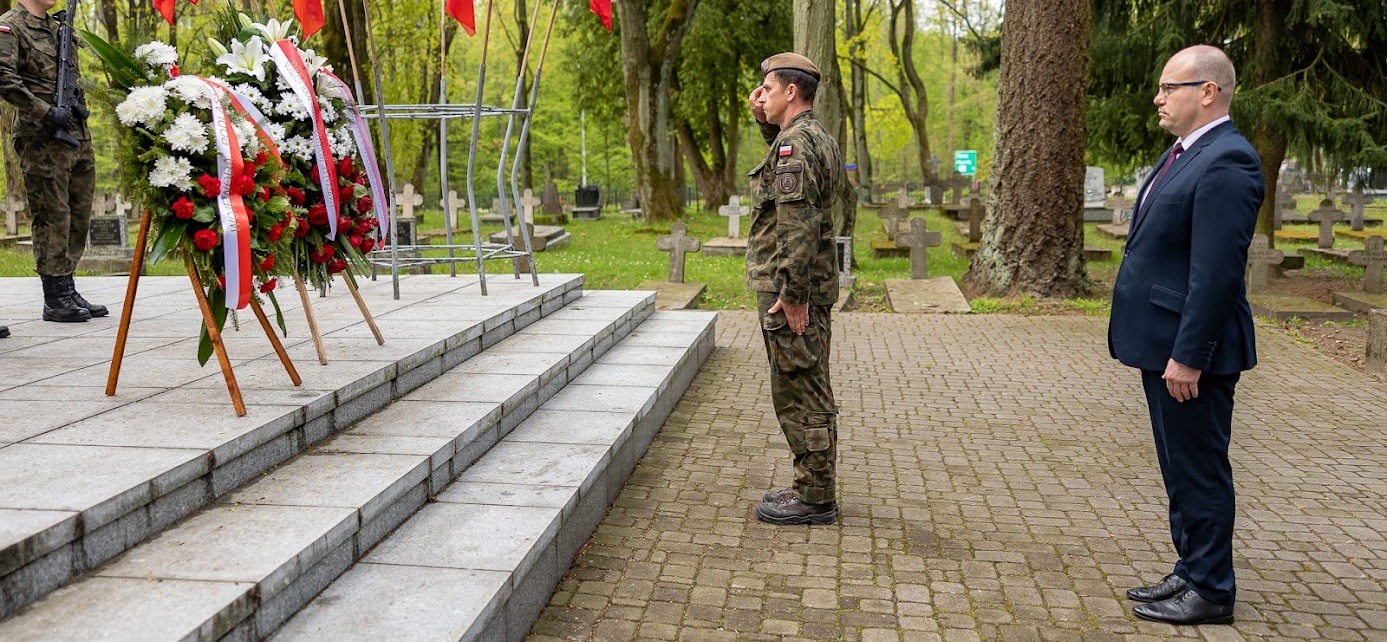 Marszałek stoi przed pomnikiem