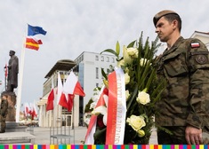 [12.05.2022] Złożenie kwiatów pod Pomnikiem Marszałka Józefa Piłsudskiego w Białymstoku-1.jpg