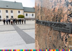 [12.05.2022] Złożenie kwiatów pod Pomnikiem Marszałka Józefa Piłsudskiego w Białymstoku-2.jpg