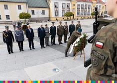[12.05.2022] Złożenie kwiatów pod Pomnikiem Marszałka Józefa Piłsudskiego w Białymstoku-3.jpg
