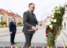 [12.05.2022] Złożenie kwiatów pod Pomnikiem Marszałka Józefa Piłsudskiego w Białymstoku-6.jpg