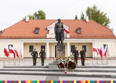 [12.05.2022] Złożenie kwiatów pod Pomnikiem Marszałka Józefa Piłsudskiego w Białymstoku-9.jpg