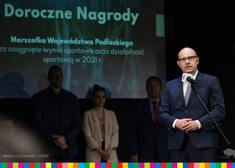 Marszałek przemawia, w tle uczestnicy wydarzenia