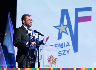 Minister Grzegorz Puda przemawia przed mównicą